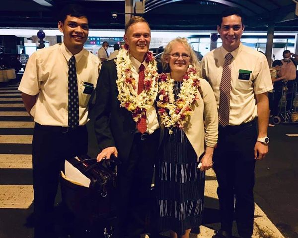 Président et Soeur Banner sont arrivés a Tahiti!!